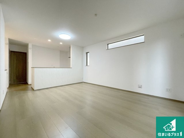 西宮市大社町　新築一戸建ての居間・リビング|日当たり良好の明るいリビングで朝の目覚めもスッキリできそう！対面キッチンでご家族のコミュニケーションも自然と増える設計！小さなお子様が遊ぶスペースを作っても広々とくつろげるLDK！