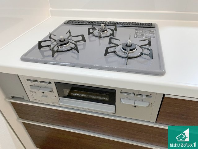 西宮市大社町　新築一戸建ての設備|ダブル高火力Ｓｉセンサー付きコンロ！３口あるので、まとめて料理をする時も大活躍！