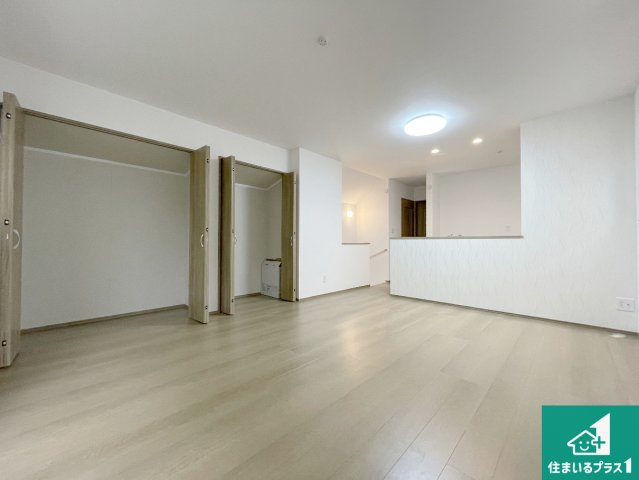 西宮市大社町　新築一戸建ての居間・リビング|シンプルなリビングは、観葉植物等のインテリアを楽しめますね！パパ好みにも、ママ好みにも家具次第で雰囲気を変えることができます！