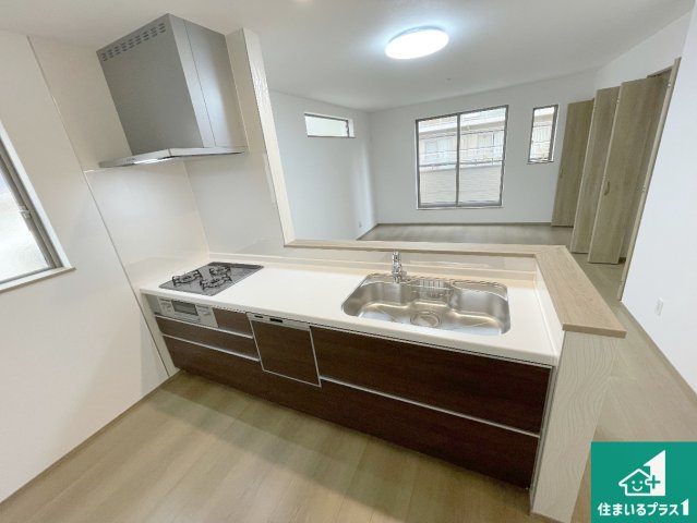 西宮市大社町　新築一戸建てのキッチン|リビングと統一感があり、使い勝手のいいキッチン。広々としているので、二人並んで作業が出来ちゃいます。お子様と一緒に色々なお料理に挑戦できるスペースがあります。