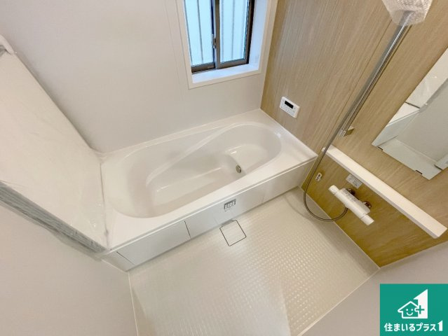 西宮市大社町　新築一戸建ての浴室|足をゆったり伸ばして寛げる浴槽です。窓が設けられていますので差し込む光が明るく穏やかな雰囲気にしてくれます♪浴室乾燥機も設置しているので、雨の日の洗濯物も安心です♪