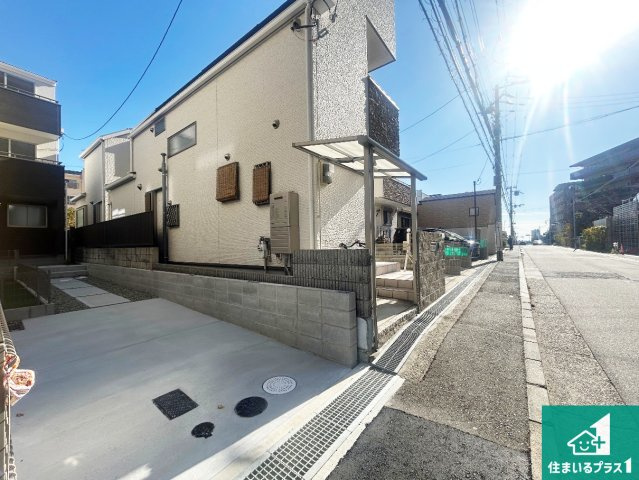 西宮市大社町　新築一戸建ての前面道路含む現地写真|周辺は閑静な住宅街！前面道路広々で車の出し入れも便利です。駐車が苦手な方でも安心して車庫入れできます！