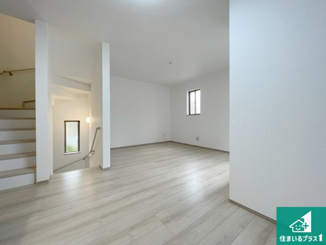 西宮市大社町　新築一戸建ての居間・リビング|日当たり良好の明るいリビングで朝の目覚めもスッキリできそう！対面キッチンでご家族のコミュニケーションも自然と増える設計！小さなお子様が遊ぶスペースを作っても広々とくつろげるLDK！