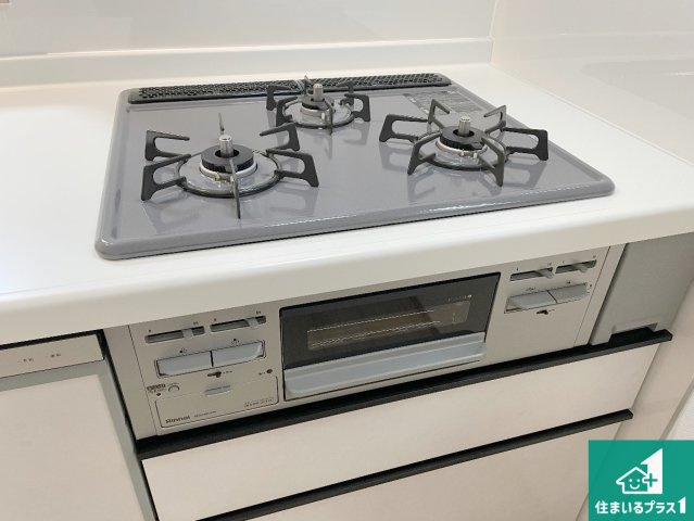 西宮市大社町　新築一戸建ての設備|ダブル高火力Ｓｉセンサー付きコンロ！３口あるので、まとめて料理をする時も大活躍！