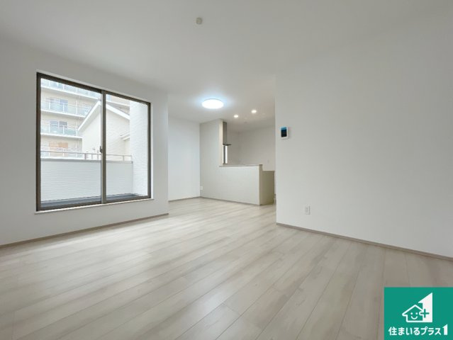 西宮市大社町　新築一戸建ての居間・リビング|シンプルなリビングは、観葉植物等のインテリアを楽しめますね！パパ好みにも、ママ好みにも家具次第で雰囲気を変えることができます！