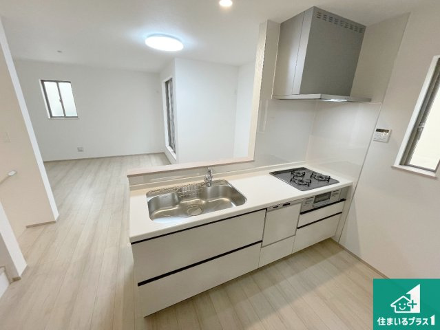 西宮市大社町　新築一戸建てのキッチン|リビングと統一感があり、使い勝手のいいキッチン。広々としているので、二人並んで作業が出来ちゃいます。お子様と一緒に色々なお料理に挑戦できるスペースがあります。