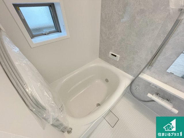 西宮市大社町　新築一戸建ての浴室|足をゆったり伸ばして寛げる浴槽です。窓が設けられていますので差し込む光が明るく穏やかな雰囲気にしてくれます♪浴室乾燥機も設置しているので、雨の日の洗濯物も安心です♪