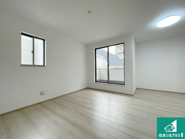 西宮市大社町　新築一戸建ての洋室|シンプルな洋室は、自分好みのインテリアが楽しめます♪ご家族とインテリアや家具を選びに行くのは新築購入時の醍醐味の一つです。ぜひお楽しみください♪