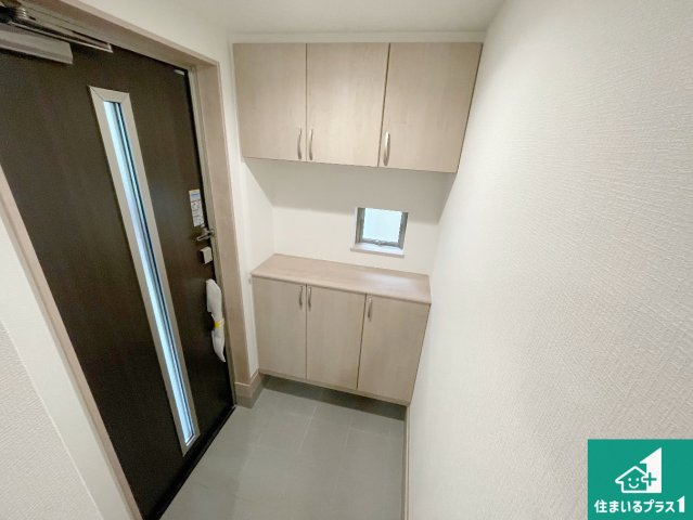 西宮市大社町　新築一戸建ての玄関|シューズボックスにはたくさんの靴が収納できるので玄関周りはいつもスッキリ！ご家族が増えても安心！