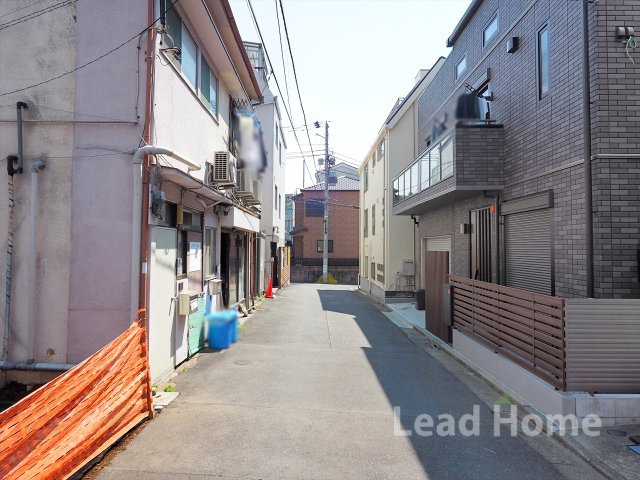 【前面道路含む現地写真】 | 港区南青山1丁目 | 南東・北西2方向道路に面した陽当たり良好の区画です。