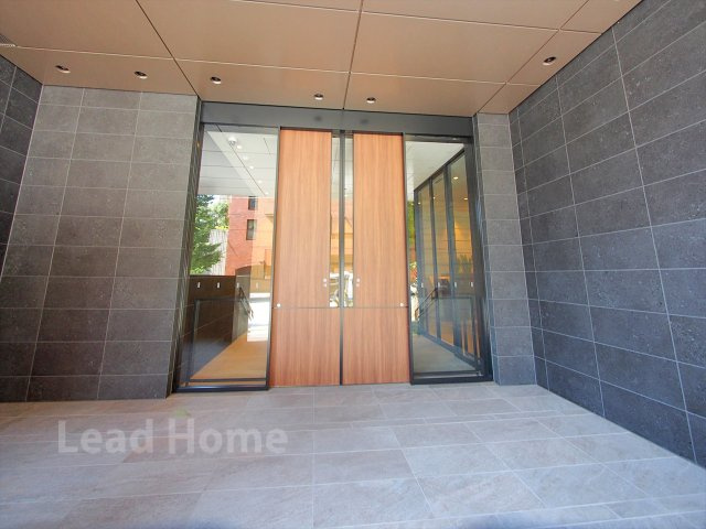 【エントランス】 | 常盤松ハウス | 2021年4月築の築浅マンション。エントランスホールは大理石仕上げで高級感が感じられます。