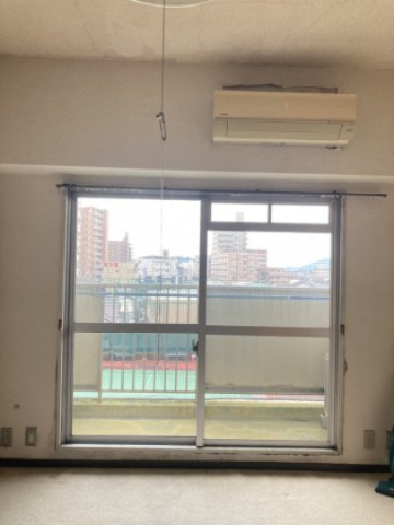 ロータリー本町の洋室|4階部分に位置し、西向きのバルコニーから明るい光が届くお部屋。自分だけの拠点を198万円で手に入れる満足感とともに、夜は静かに読書をしたり動画を観たりして、一人の時間を大切に過ごせます。