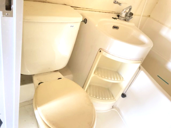 ロータリー本町のトイレ|プライベートな空間もシンプルで清潔感のあるつくりに。お気に入りの芳香剤や小物を飾って、自分だけの落ち着く場所にカスタマイズできます。お手入れのしやすさが、忙しい毎日に心のゆとりをもたらします。