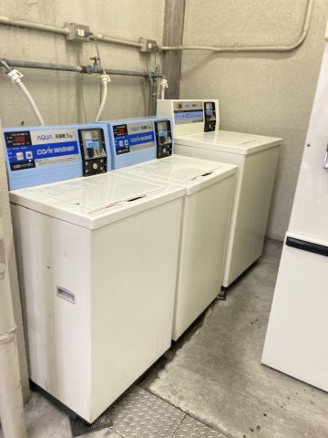 ロータリー本町の設備|入居者様専用のランドリー
共用部にコインランドリーを完備した便利な暮らし。重い洗濯物を干す手間を減らし、お部屋のスペースを有効に活用できます。