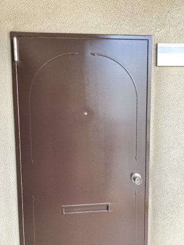 ロータリー本町の玄関|帰宅してすぐにホッとできる、コンパクトながらも使い勝手の良い玄関。駅徒歩1分の近さだから、お買い物帰りもすぐに荷物を置いてくつろげます。自分のお気に入りの靴を揃えて、毎朝軽やかに出発できます。