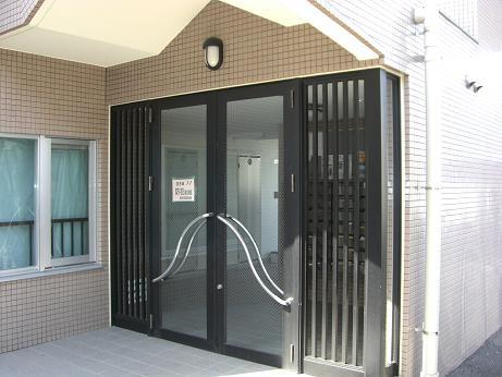 鴻の巣ヒルズビルのエントランス