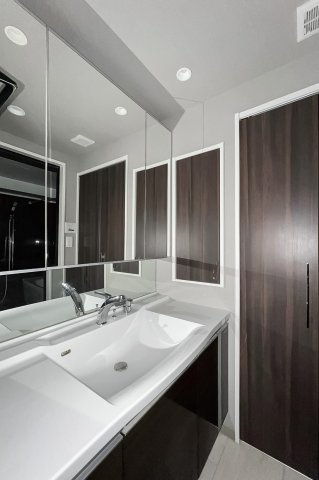 【独立洗面台】 | パルテール目黒青葉台 | 三面鏡付きの洗面台。