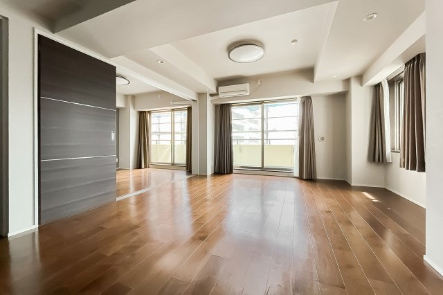 【居間・リビング】 | パルテール目黒青葉台 | バルコニーに面した明るいLDK。2面採光で陽当たり良好！