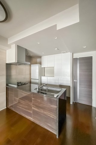 【キッチン】 | パルテール目黒青葉台 | ご家族との会話が弾む対面式システムキッチン。食洗機付き。