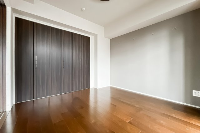 【洋室】 | パルテール目黒青葉台 | バルコニーに面した明るい主寝室（約6.8帖）収納付き。