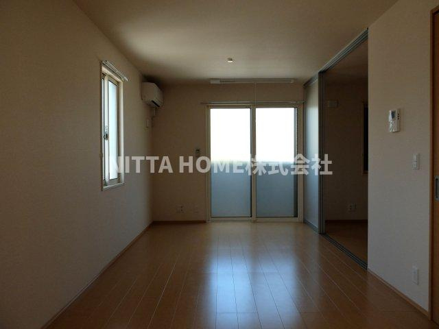 丹波篠山市杉のアパートの居間・リビング|リビング１２帖あります☆