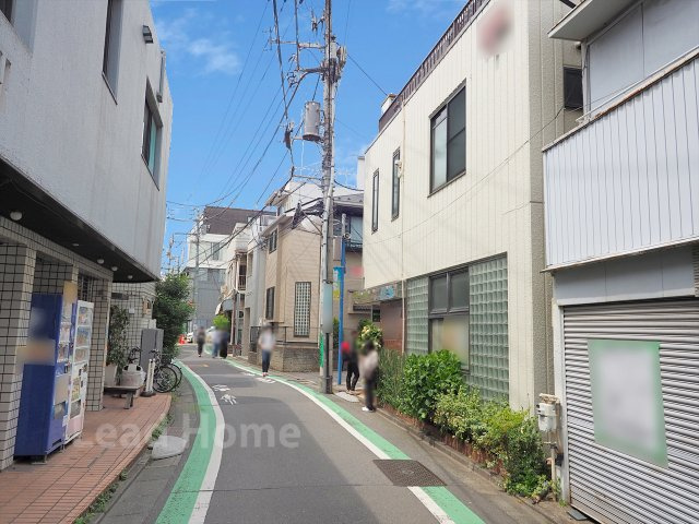 【前面道路含む現地写真】 | 目黒区駒場1丁目 | 南西側に接道する陽当たりの良い区画です。