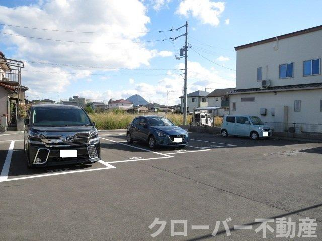ファミーユ・メゾンの駐車場
