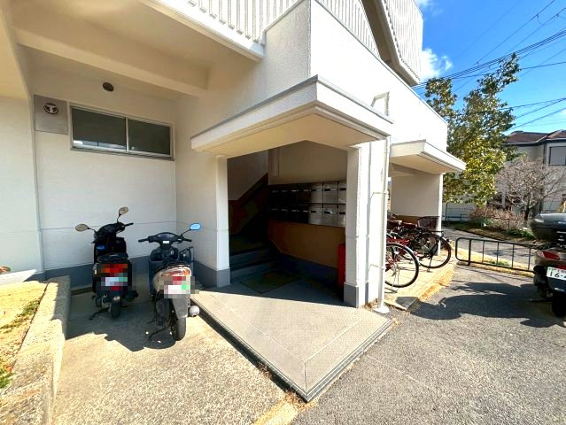 千代田第二住宅4号棟のエントランス