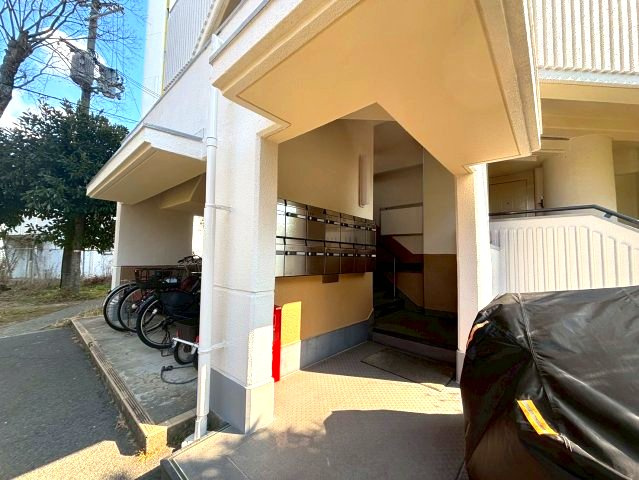 千代田第二住宅4号棟のエントランス