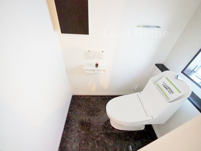 【トイレ】 | 目黒区東が丘2丁目 | 窓がある明るいトイレ（2階）です。2023年10月にトイレ交換済み。