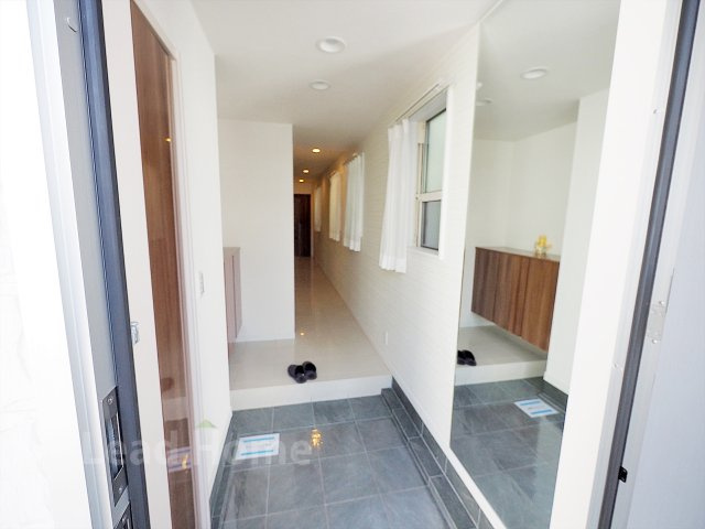 【玄関】 | 目黒区東が丘2丁目 | 大きな鏡があり開放的な玄関です。2023年10月にシューズボックス交換済み。