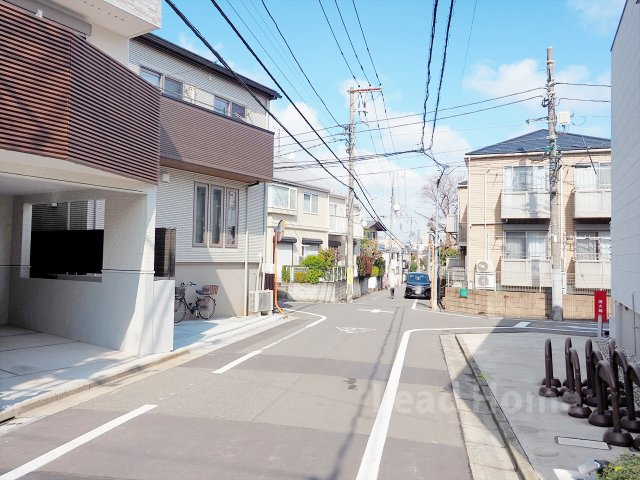 【前面道路含む現地写真】 | 目黒区東が丘2丁目 | 第一種低層住居専用地域に立地。穏やかな住環境です。
