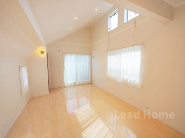 【居間・リビング】 | 目黒区東が丘2丁目 | 上部吹き抜けで開放感があります。