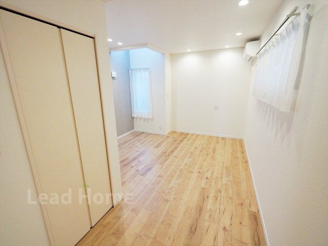 【洋室】 | 目黒区東が丘2丁目 | 1階洋室（約8.3帖）。収納力のあるウォークインクローゼット付きです。