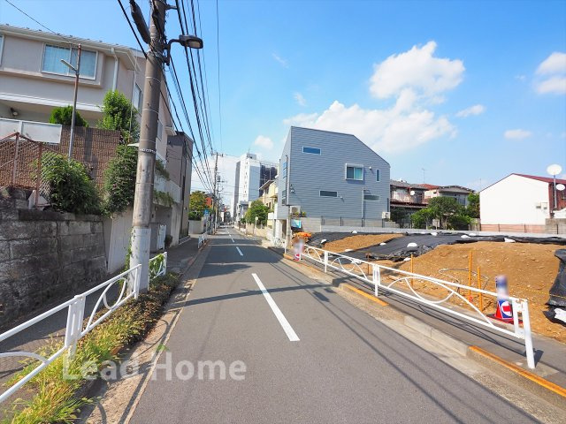 【前面道路含む現地写真】 | 目黒区碑文谷4丁目 | 西側約8.0m公道に面した開放感のある区画です。