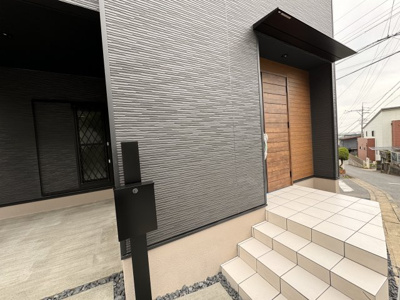 【玄関】 | 尾張旭市桜ケ丘町西全２棟《白凰小　西中》 | LINEから簡単お問合せ可能！
友達検索で@nqk7328tです！。