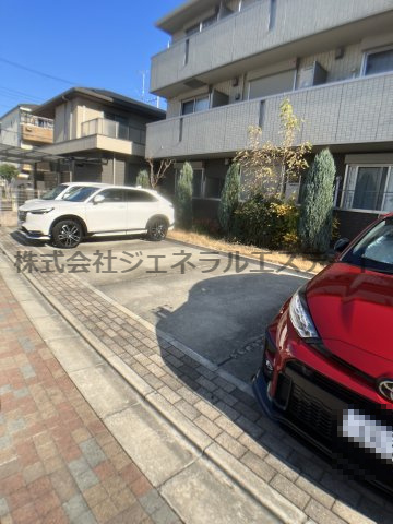 メゾンジュネスの駐車場