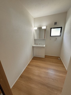 【洗面所】 | 尾張旭市桜ケ丘町西全２棟《仲介手数料無料白凰小　西中》 | LINEから簡単お問合せ可能！
友達検索で@nqk7328tです！LINEから簡単お問合せ可能！
友達検索で@nqk7328tです！