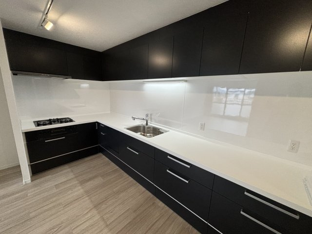 浴室の仕上がりイメージ（掃除らくらくカラリ床、魔法瓶浴槽、高さ角度が変えられるコンフォートシャワーバー）