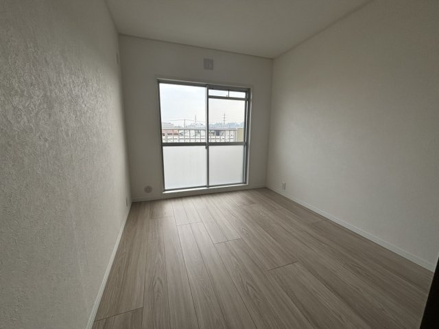 駅からは平坦な道を8分程度歩けば、緑豊かな敷地内に着きます