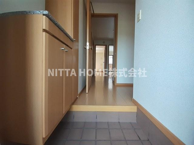 グリーン・コートⅠの玄関|広いスペースの玄関にシューズボックスも完備○