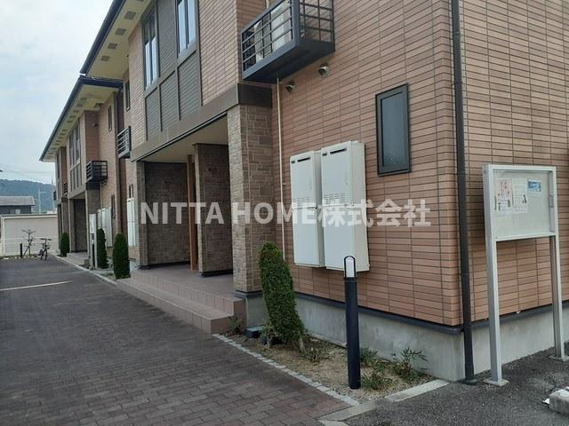 グリーン・コートⅠのエントランス|角部屋のお部屋で物音も軽減されます◇