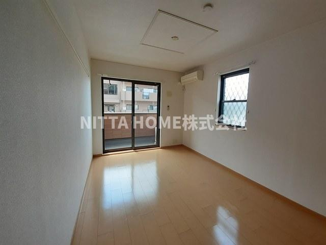 グリーン・コートⅠの居間・リビング|ダイニングに独立した洋室が２室あります＊