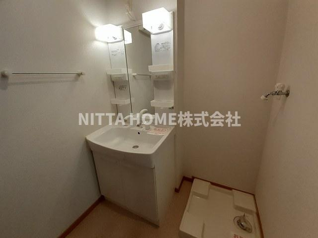 グリーン・コートⅠの洗面所|シャワー付きの洗面台朝の準備も楽々です♪