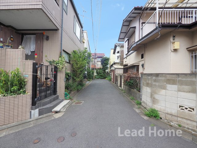 【前面道路含む現地写真】 | 目黒区緑が丘3丁目 | 土地面積約35.25坪、陽当たりの良い東南角地です。