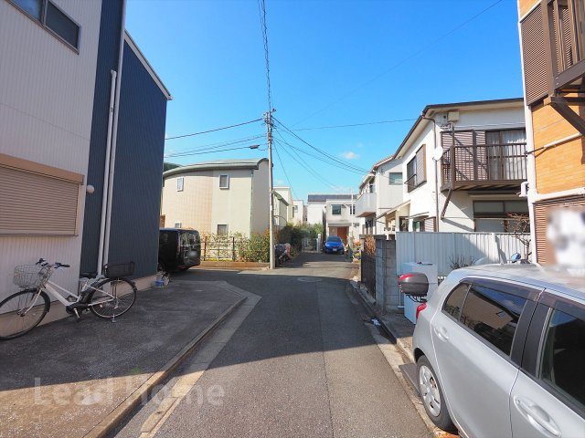 【前面道路含む現地写真】 | 目黒区目黒4丁目 | 車通りの少ない北東側道路に面した閑静な住宅街となっております。