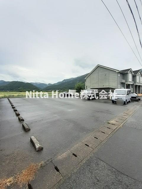 養父市八鹿町下小田のアパートの駐車場|敷地内に駐車場も完備◎