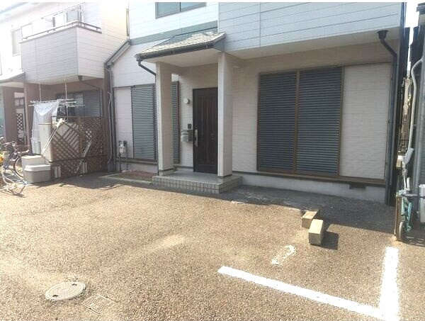 津金タウンハウスの駐車場