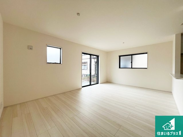 姫路市白浜町宇佐崎北　新築一戸建ての居間・リビング|日当たり良好の明るいリビングで朝の目覚めもスッキリできそう！対面キッチンでご家族のコミュニケーションも自然と増える設計！小さなお子様が遊ぶスペースを作っても広々とくつろげるLDK！