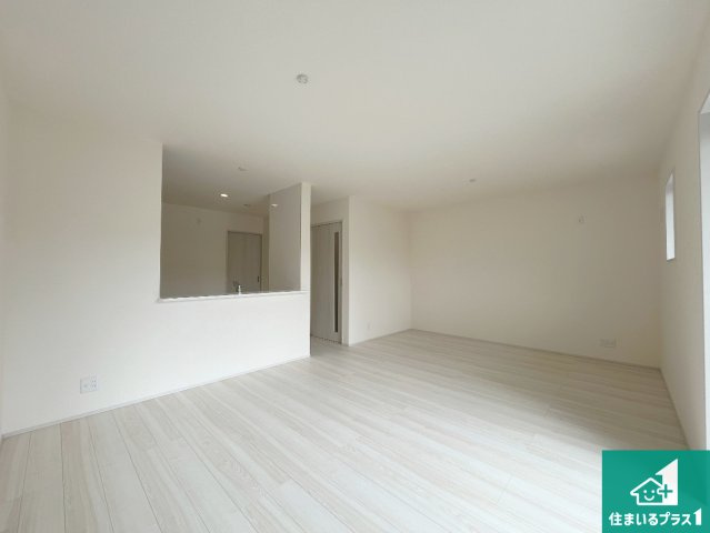 姫路市白浜町宇佐崎北　新築一戸建ての居間・リビング|シンプルなリビングは、観葉植物等のインテリアを楽しめますね！パパ好みにも、ママ好みにも家具次第で雰囲気を変えることができます！